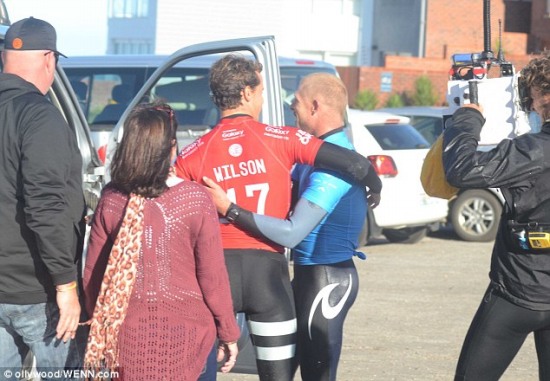 世界沖浪冠軍賽選手遭鯊魚襲擊勇敢逃生