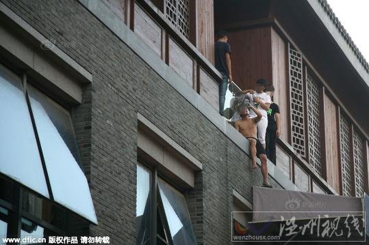 老板拖欠工資員工組團(tuán)一起跳樓