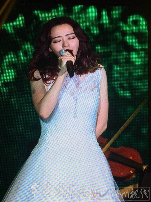 張靚穎墜下舞臺受傷