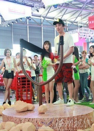 2015年王思聰進入cj會場被攔