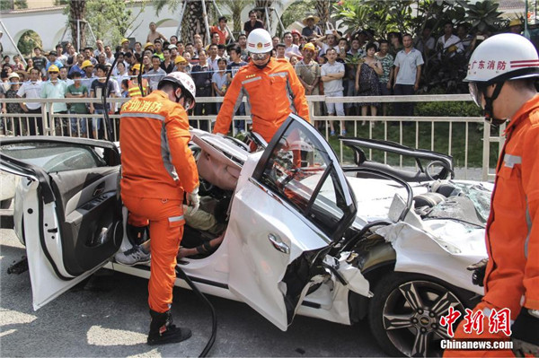 8月8日深圳一貨車側翻將轎車壓扁