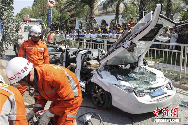 轎車前座的兩人當場被壓死了