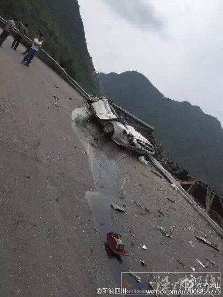 槽罐車與轎車相撞后側翻至道路下方