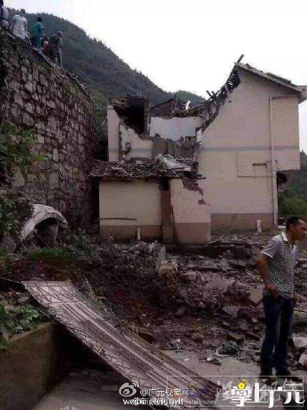 轎車被槽罐車壓扁圖片