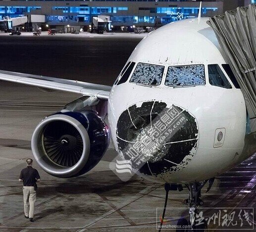 客機遭遇冰雹襲擊
