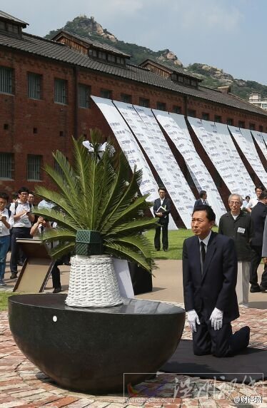 鳩山由紀夫為歷史認錯下跪