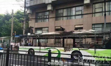 南山紅楓目前公交車發(fā)生自燃