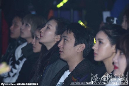 王思聰和T-ara女團一起看節目