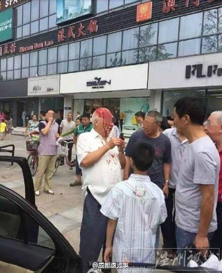 施華洛婚紗影樓對面發生車禍