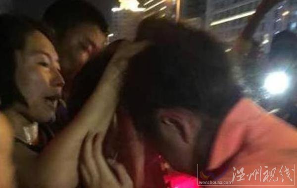 帶小三看球被認(rèn)出