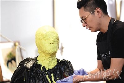 在進(jìn)行模具制作