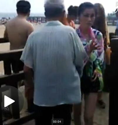 老人浴場(chǎng)外專撞女子胸部