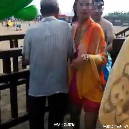 老人浴場(chǎng)外專撞女子胸部