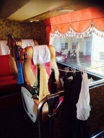 游客車上曬內(nèi)衣