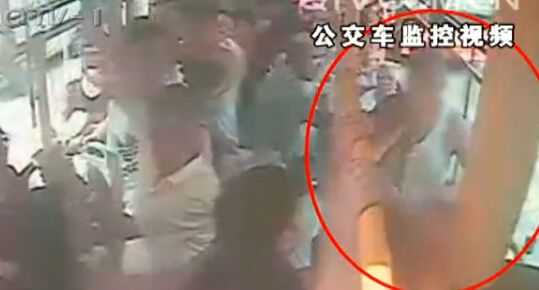 老人毆打女乘客