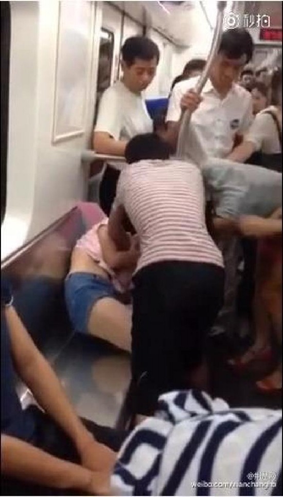 武漢地鐵搶座撕衣大戰