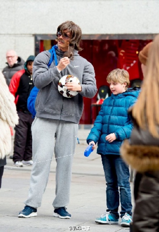 c羅扮流浪漢街頭踢球