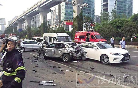 渝北17輛車連環(huán)相撞現(xiàn)場圖片