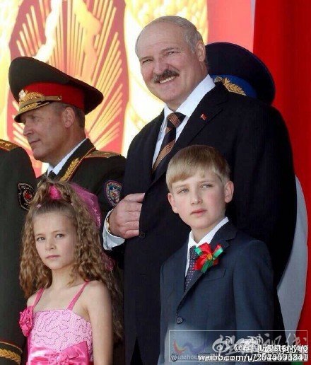 白俄羅斯總統帶兒子參加閱兵式