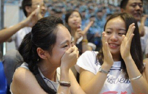 女孩看男友閱兵流淚