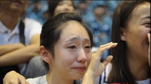 女孩看男友閱兵流淚