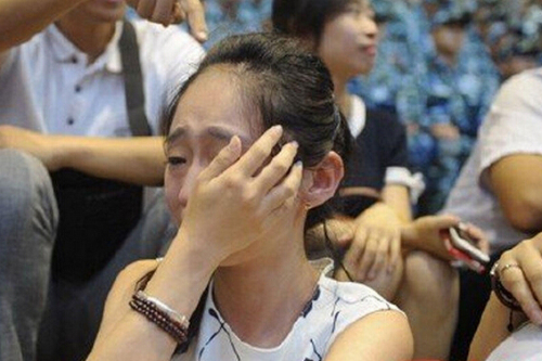 女孩看男友閱兵流淚
