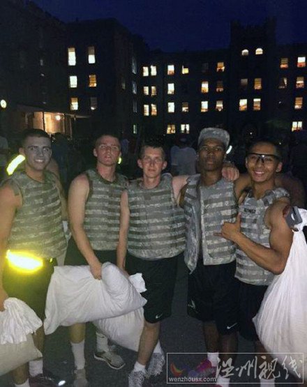 美國西點軍校枕頭大戰