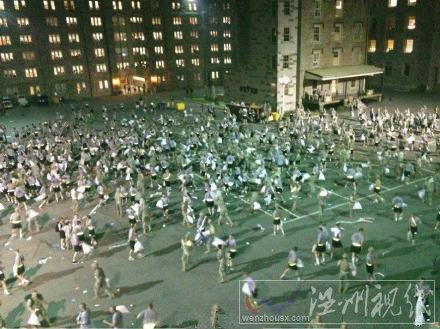 西點軍校枕頭大戰圖片