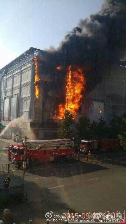 北京大興一商廈內發生火災