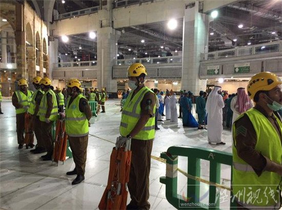 現(xiàn)場(chǎng)救援人員將被埋人員挖出