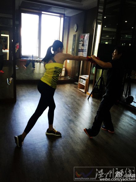 姚晨微博曬練拳擊照片