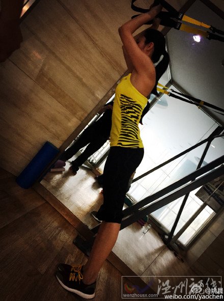 姚晨練瑜伽照片