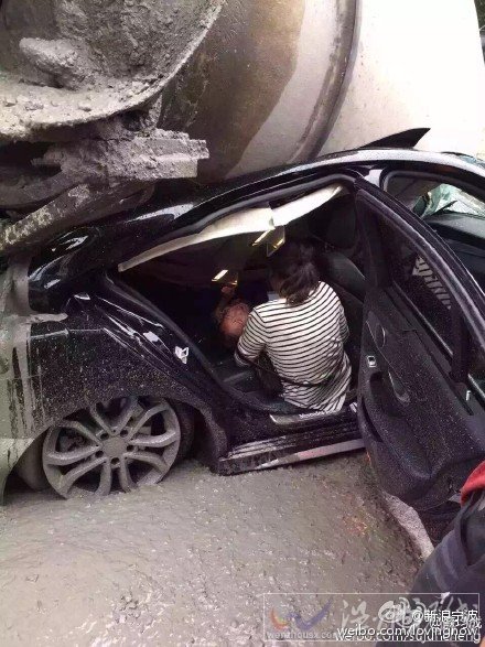 寧波水泥攪拌車側翻事故