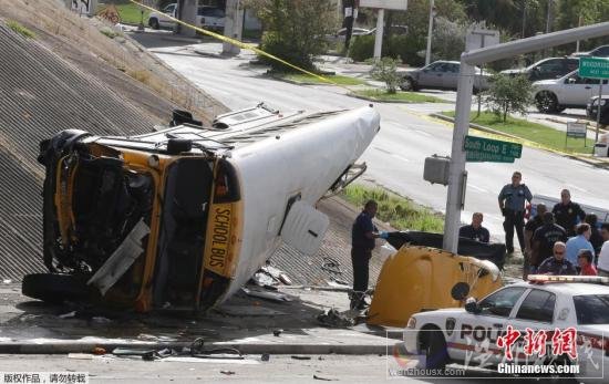 美校車翻車事故現(xiàn)場(chǎng)