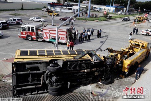 美國(guó)一輛校車發(fā)生車禍