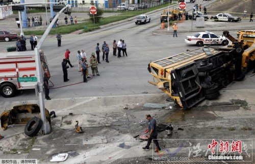 美校車翻車事故