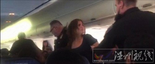女乘客空中發瘋被帶走