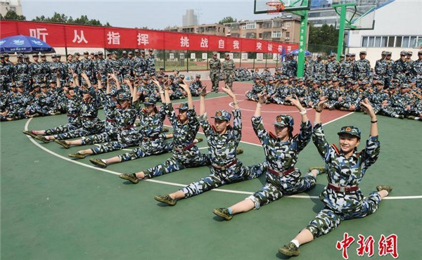 舞蹈系女生軍訓一字馬