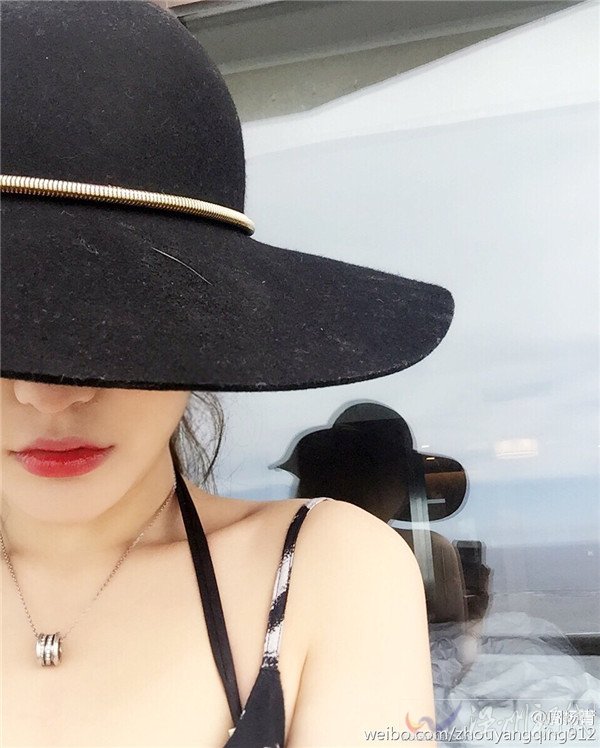 周揚青度假照片