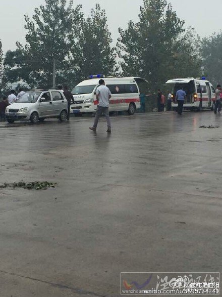 明港一大巴側(cè)翻