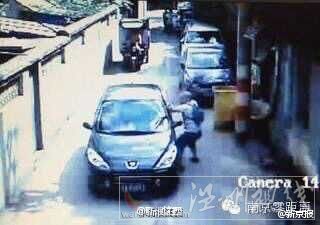 監控拍下外教毆打老人畫面