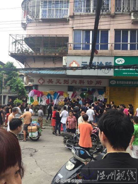 死者家屬將花圈擺在診所門口