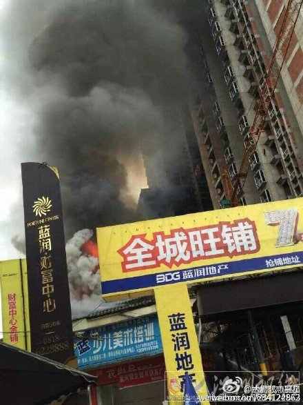 大竹十字街一居民樓失火