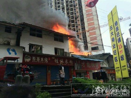 周圍聚集不少群眾圍觀