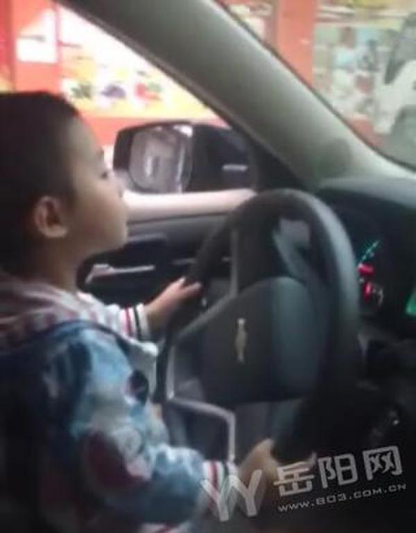四五男孩開車穿行鬧市