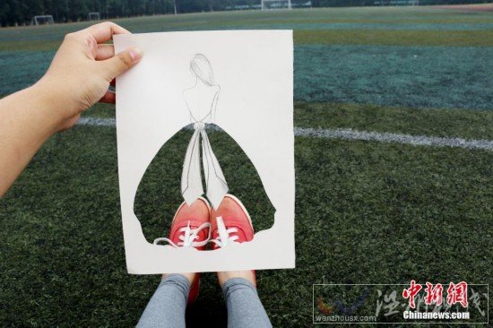 用校園的風(fēng)景穿在模特的身上