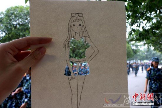 女大學(xué)生手繪時(shí)裝秀