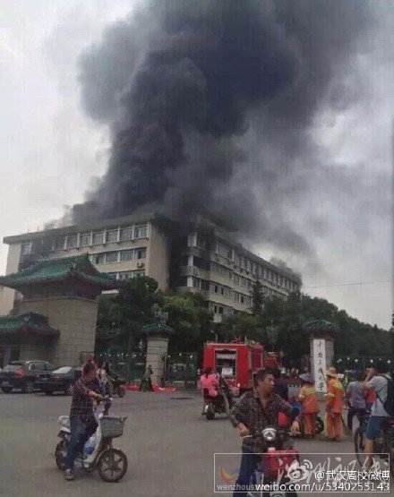 武漢一所高校失火