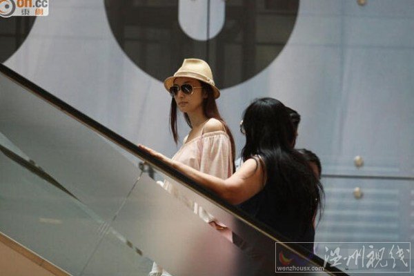  吳佩慈挺著大肚子照片