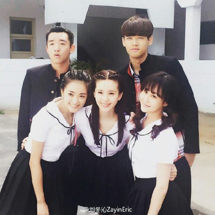 劉詩(shī)詩(shī)穿校服照片